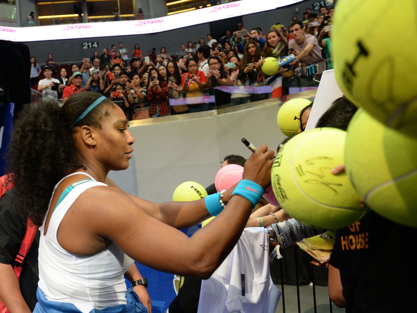 Serena Williams fännidele autogramme jagamas.