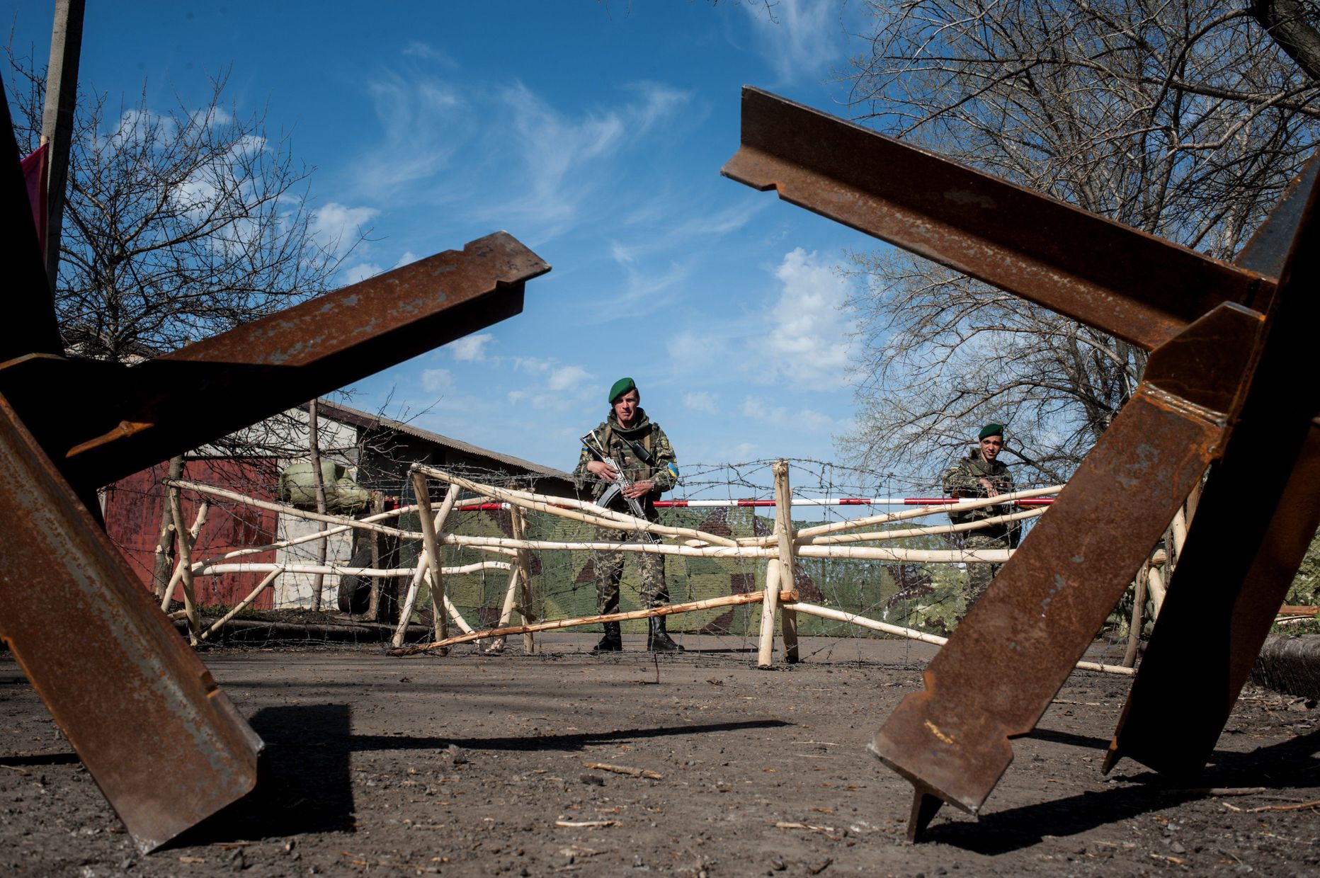 Ukraina piirivalvurid Donetski oblastus Uspenka külas juures, mis jääb nelja kilomeetri kaugusele Ukraina-Vene piirist.