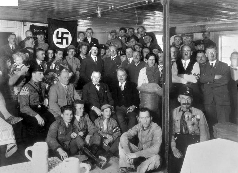 Adolf Hitler (keskel) ja ta parteikaaslased