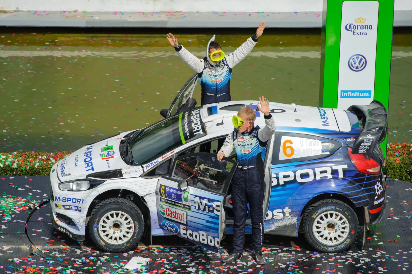 Ott Tänak ja Raigo Mõlder Mehhiko ralli finišis ujumismaskidega.