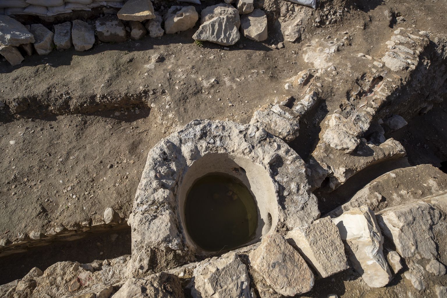 Ebreju šķīstīšanās vanna un baznīcas atliekas Ģētzemanē.