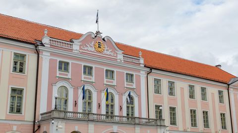 ANALÜÜS ⟩ Valitsuskoalitsiooni ümber kogunevad tumedad pilved