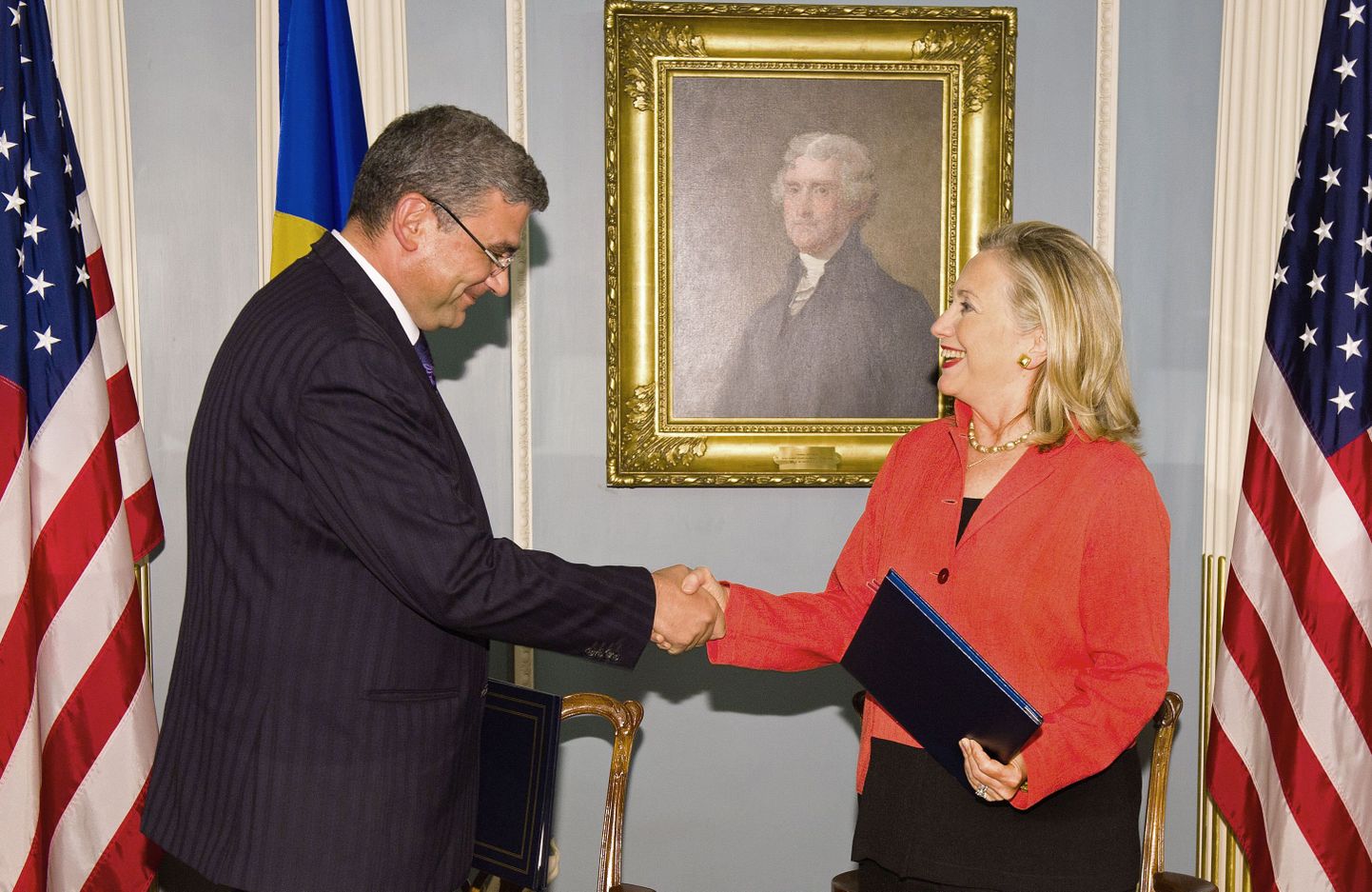 Rumeenia välisminister Teodor Baconschi (vasakul) ja USA välisminister Hillary Clinton sõlmisid möödunud nädalal lepingu, mis lubab osa tulevasest raketikilbist paigutada Deveselu õhuväebaasi Lõuna-Rumeenias.