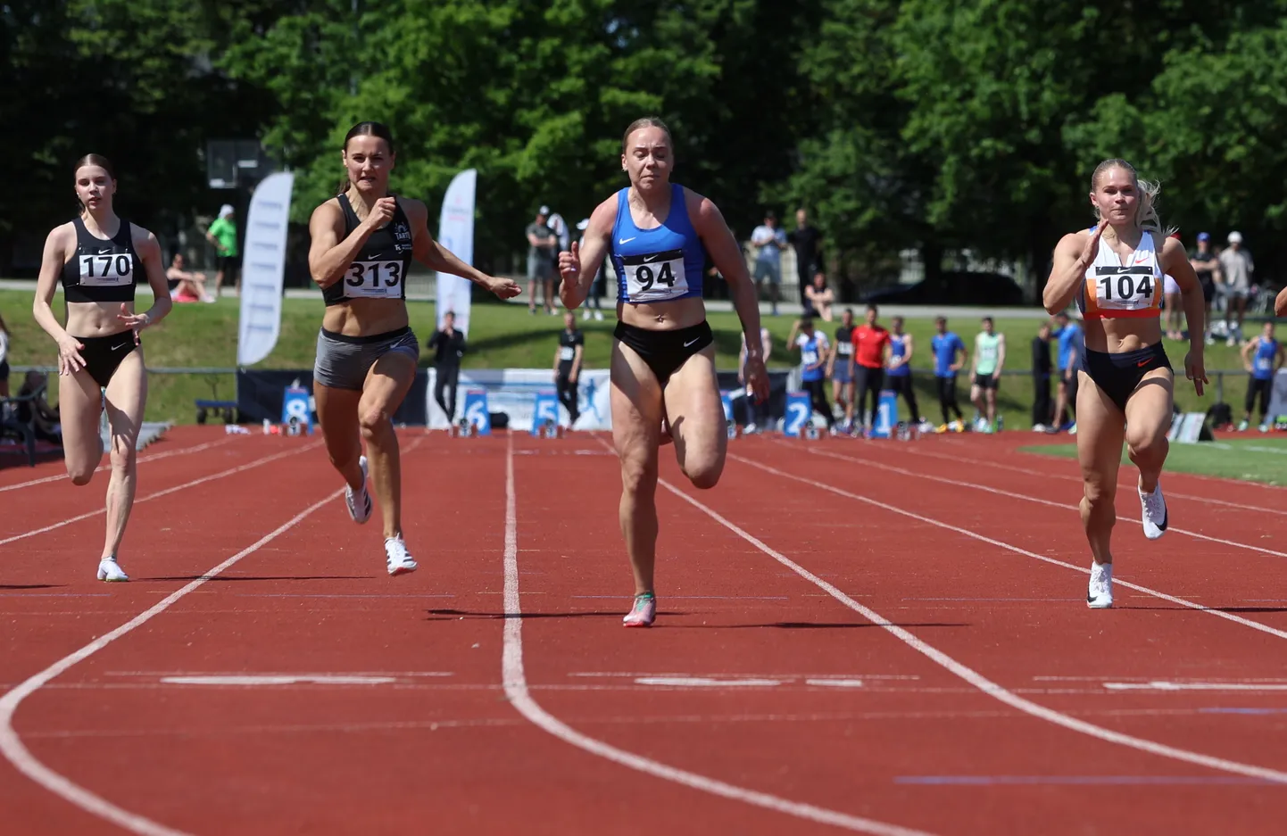 Ann Marii Kivikas (esiplaanil) avas 100 m hooaja isikliku rekordi lähedase tulemusega, kuid potentsiaali leidub palju enamaks.