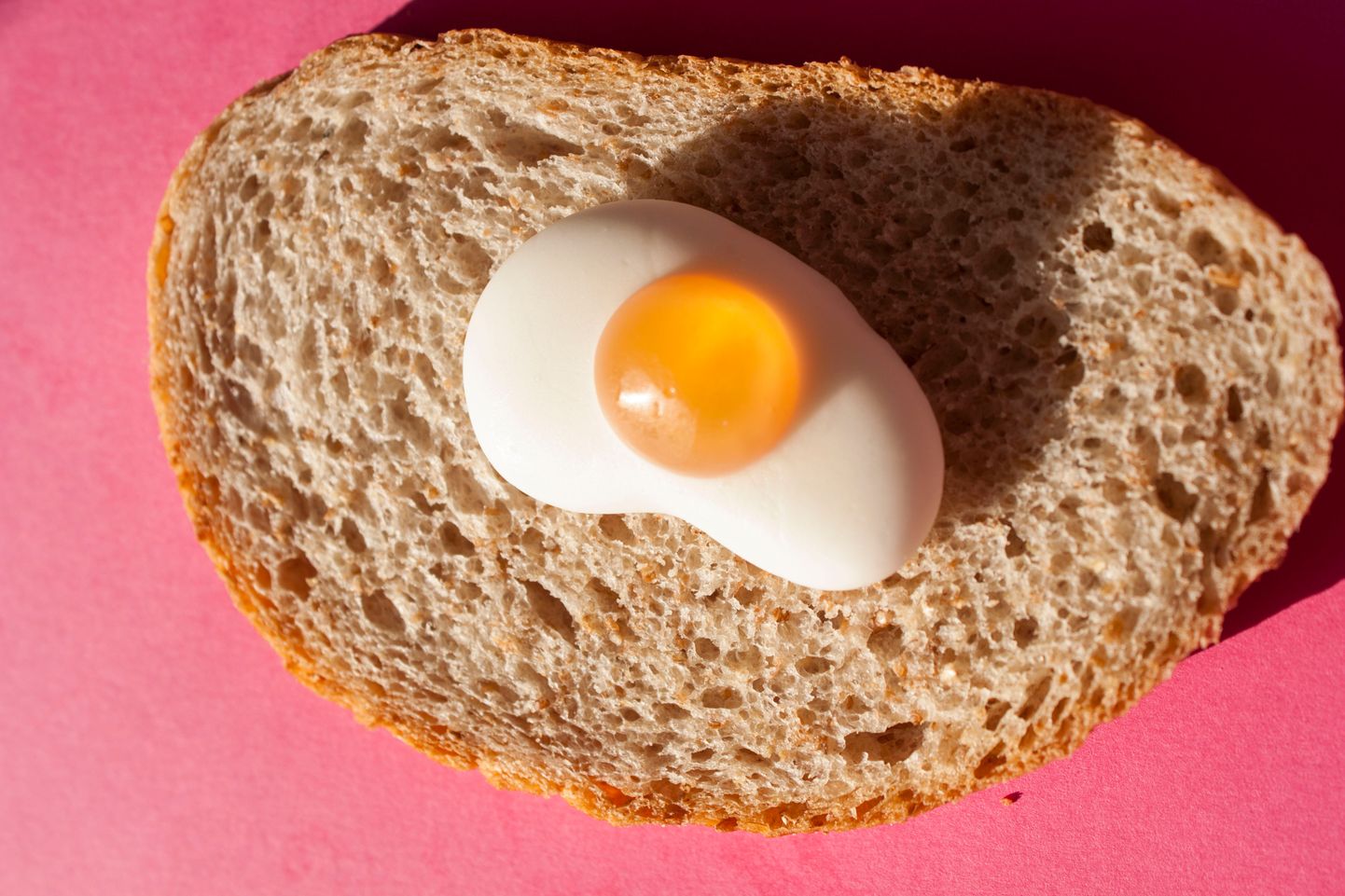 Яйцо и хлеб. Иллюстративное фото