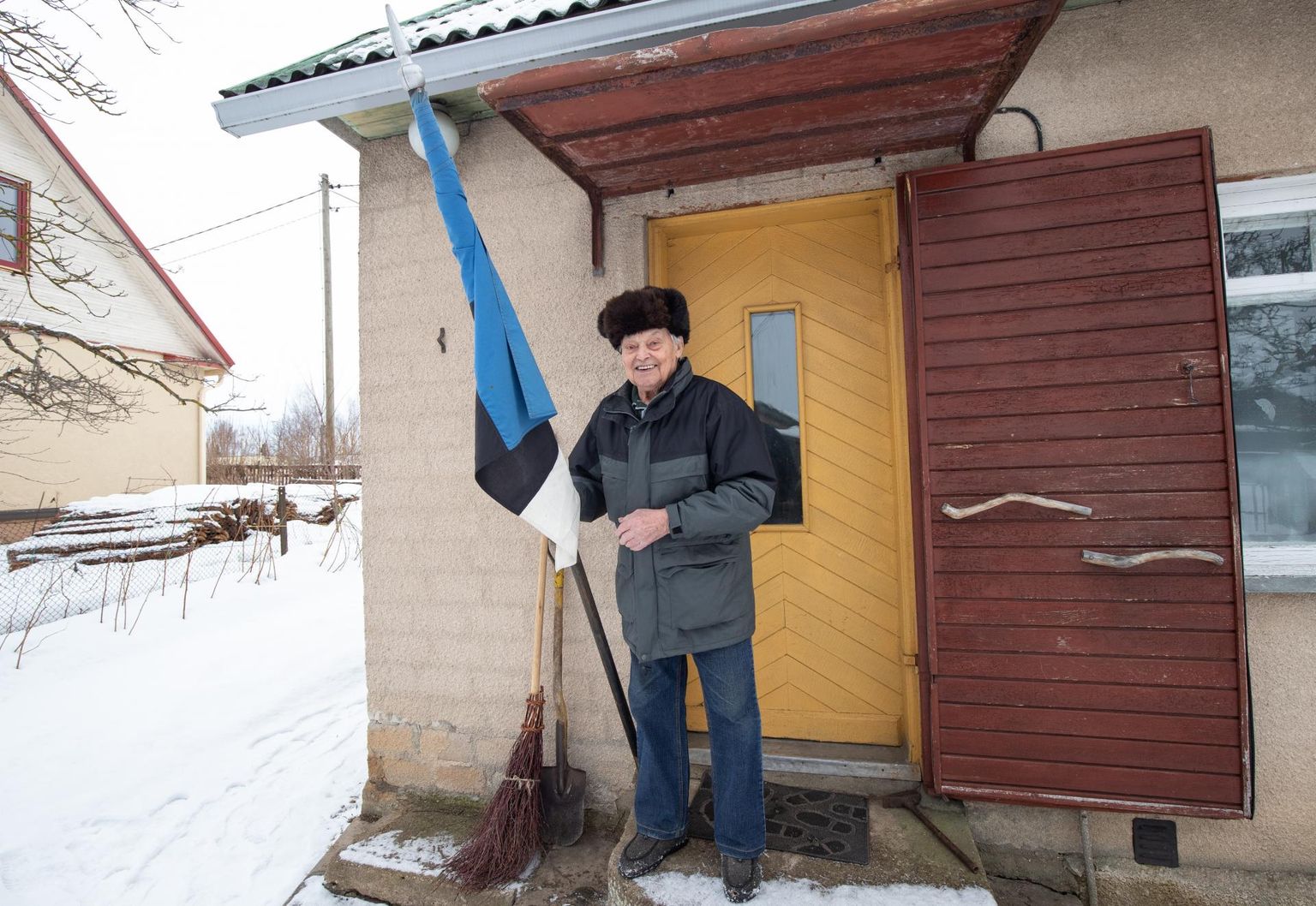 Riigi aastapäeval paneb Oskar Rohila maja külge lipu lehvima.