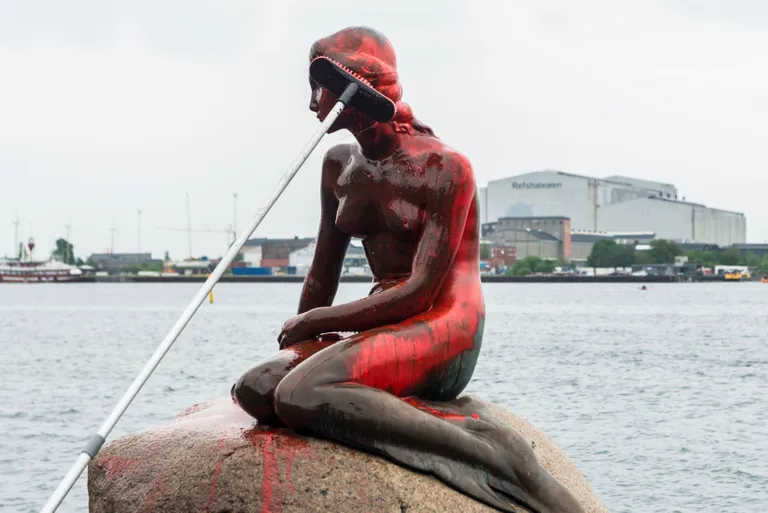 Vaalapüügi vastu protestijad värvisid Kopenhaageni Merineitsi punaseks