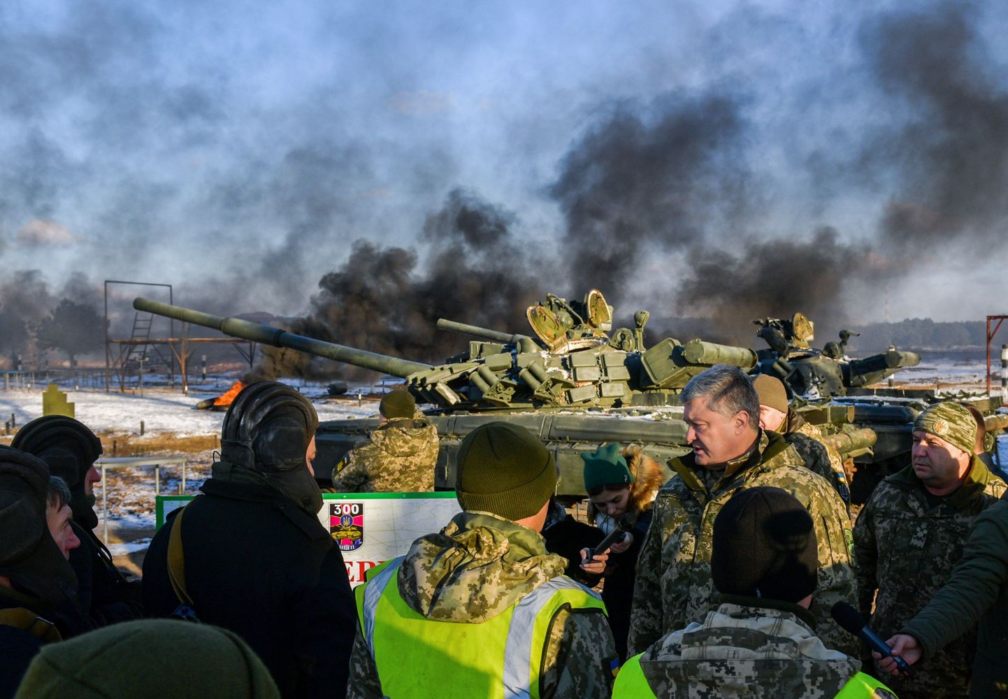 Ukrainas prezidents Petro Porošenko sarunājas ar tankistiem, kas piedalās militārajās mācībās valsts ziemeļos