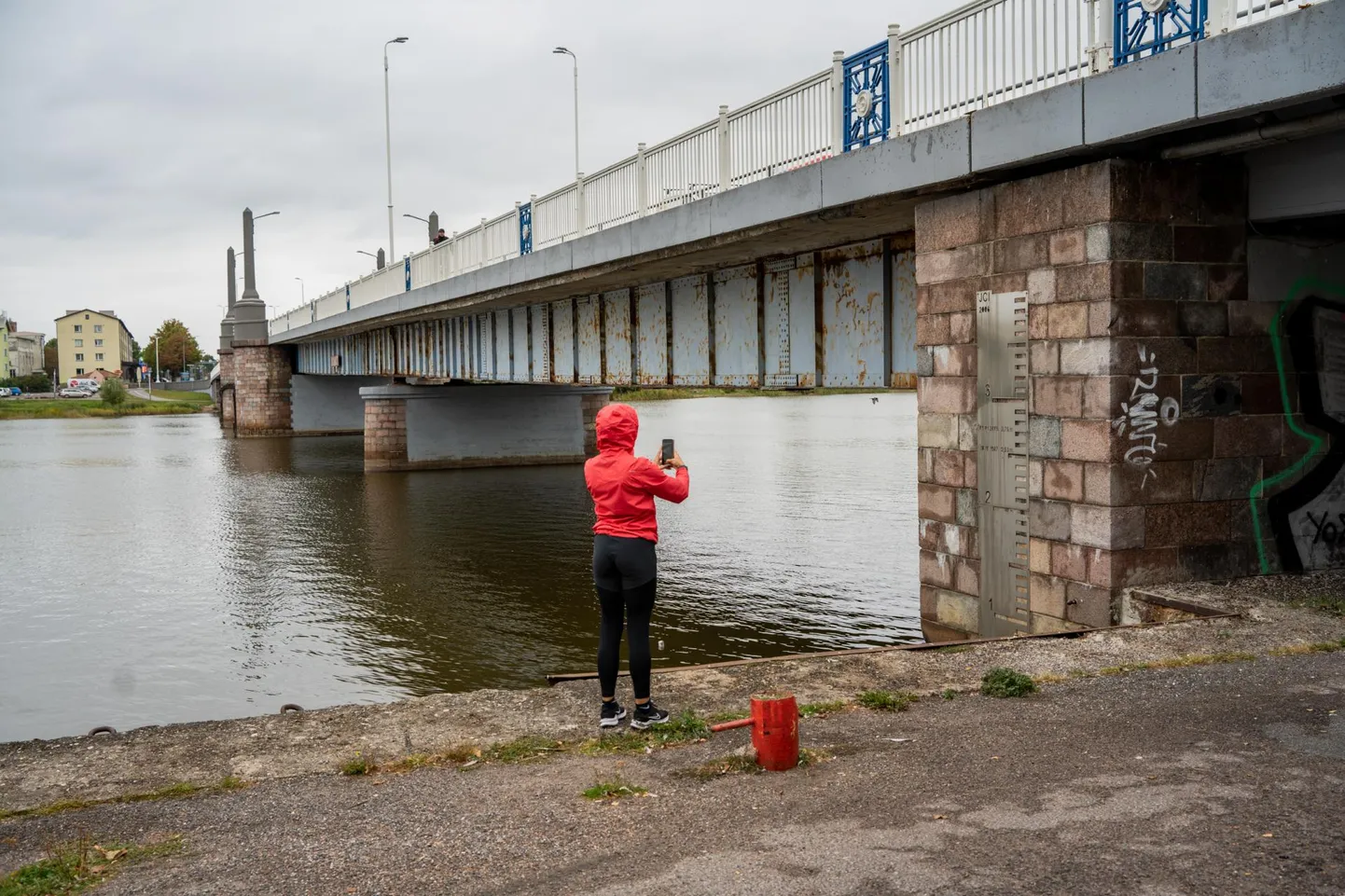 Pärnu Kesklinna silla küljes olev jõevee mõõdupuu on jäänud kuivale.
