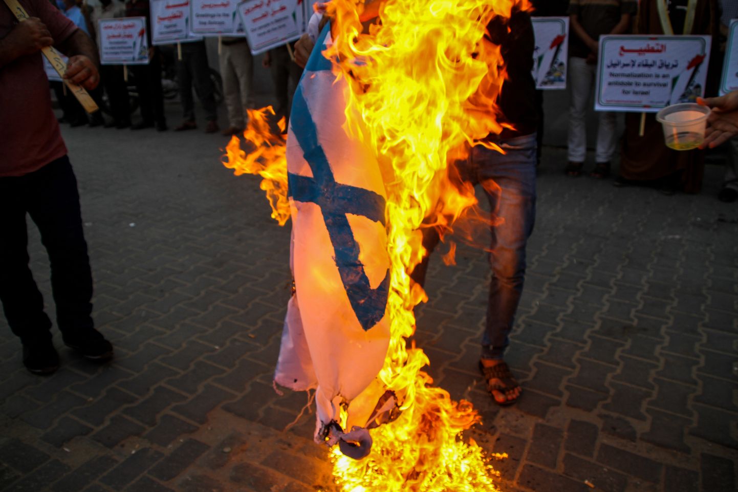 Palestiinlased Gazas Iisraeli lippu põletamas.