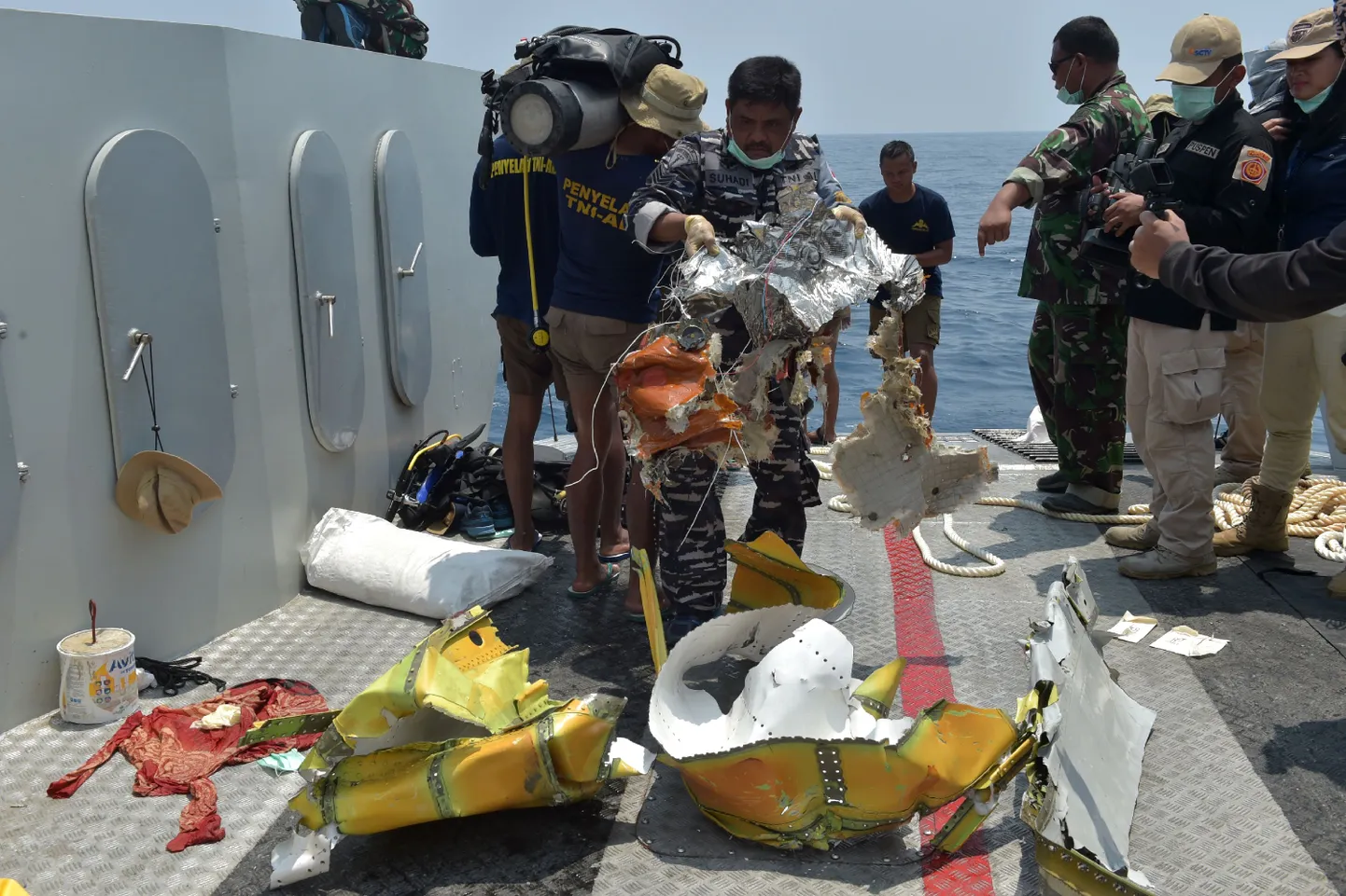 Esmaspäeval Indoneesias alla kukkinud Lion Airi reisilennuki tükid pääste- ja otsingulaeva tekil.