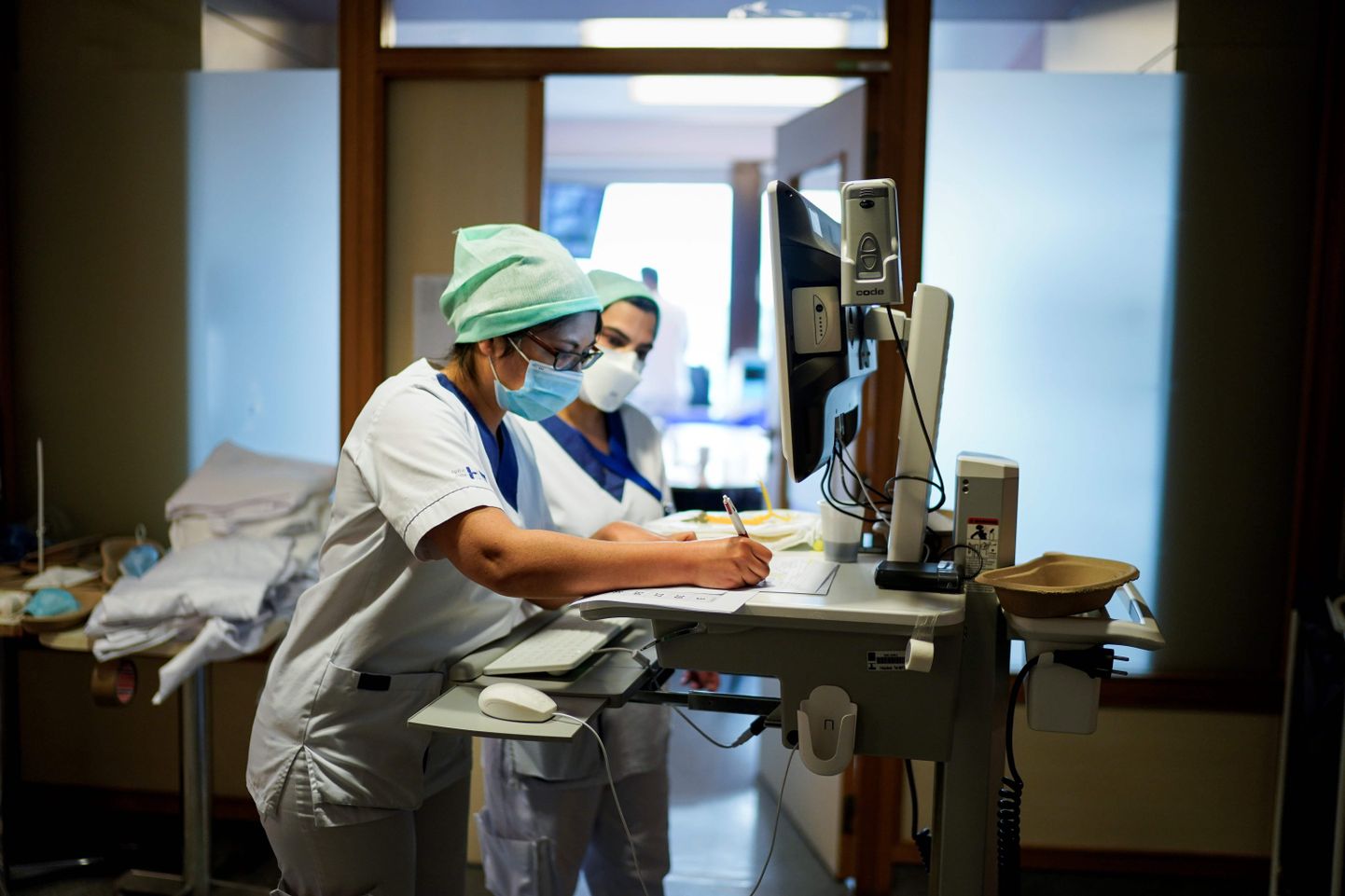 Meditsiinitöötajad Brüsseli Erasme haigla Covid-19 patsientidele mõeldud osakonnas.