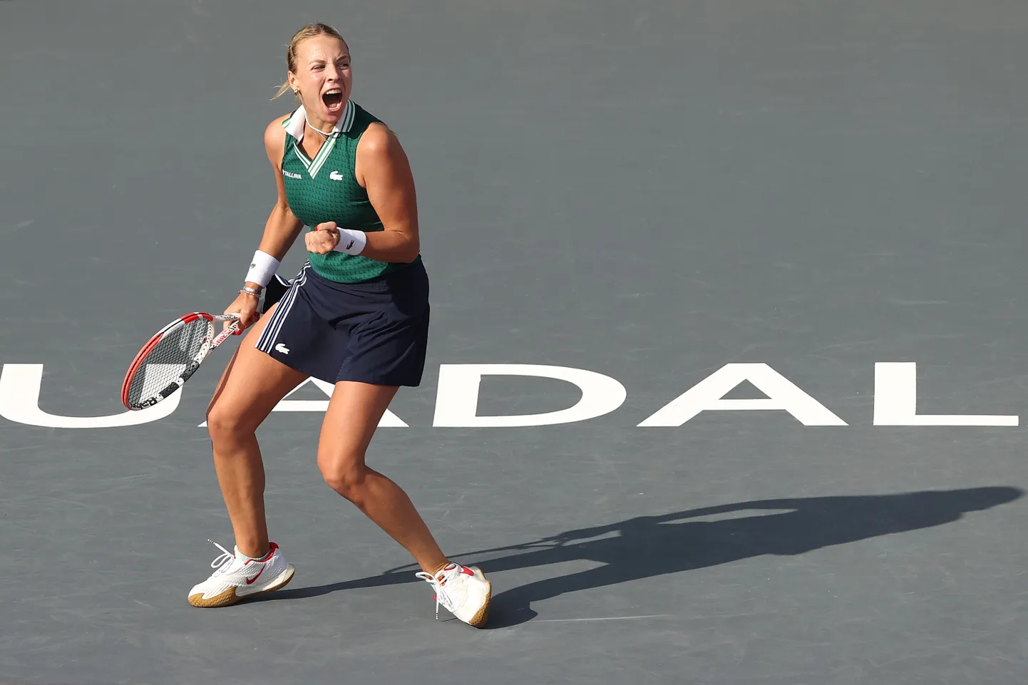 Anett Kontaveit rõõmustamas võidu üle.