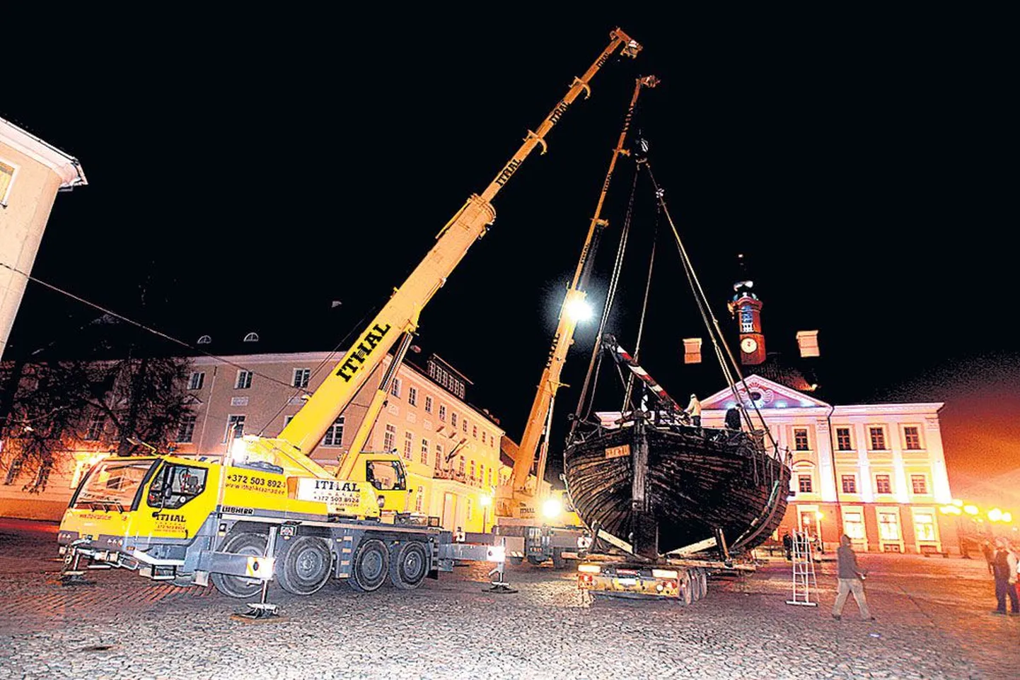 Raeplatsil tõstsid lodja paika kaks Ithal kraanat, töö sai tehtud pisut enne kella ühte öösel.