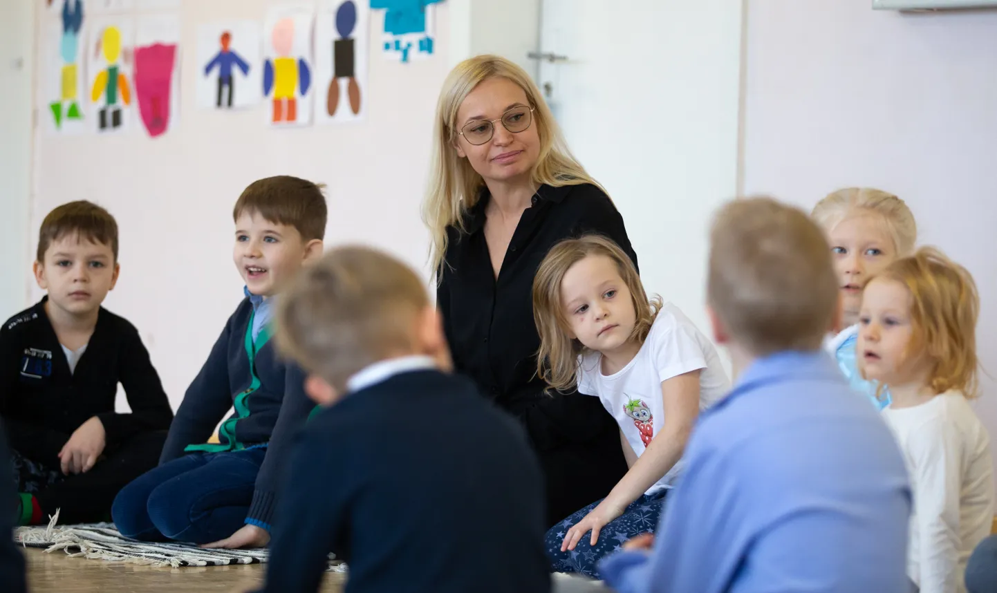 Rõõmukool tegutseb kaheksandat aastat ja selle asutaja Hälis Värimäe soovib Montessori haridust Ida-Virumaal edasi levitada.