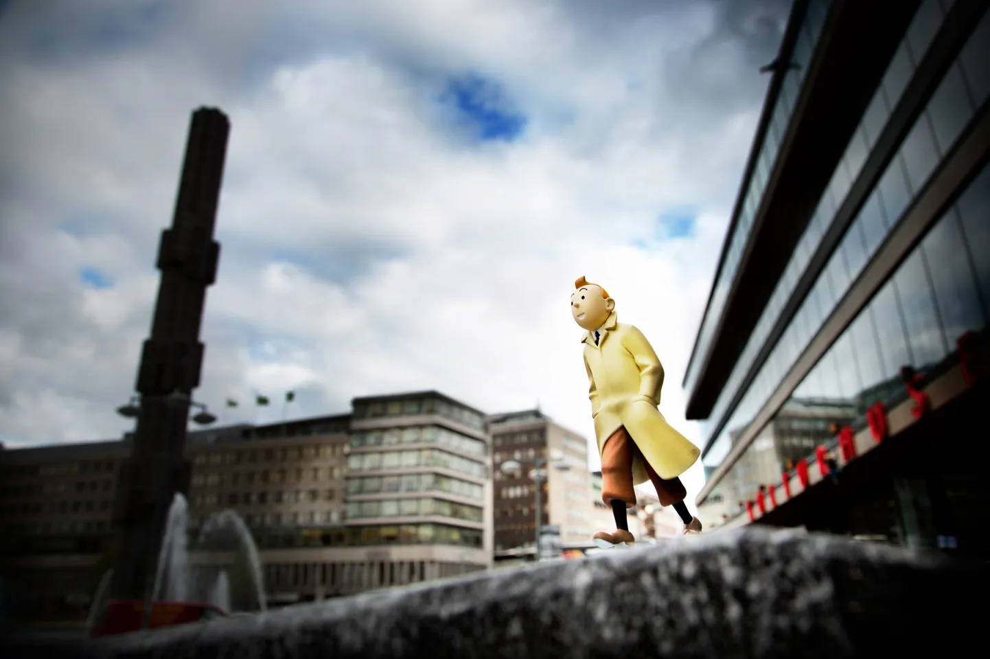 Pisike Tintini kuju Stockholmi kultuurimaja ees.