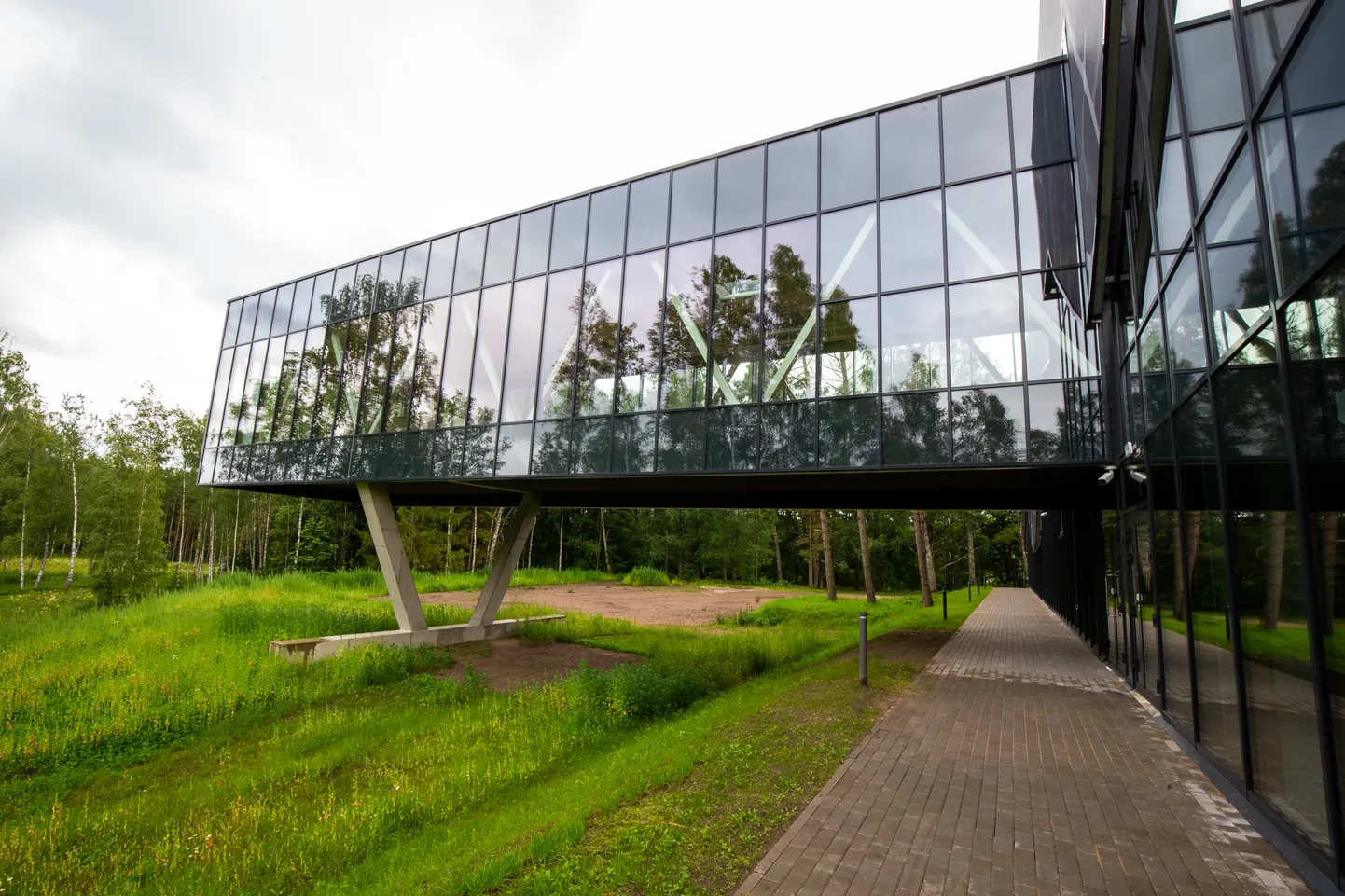 Ujula ühe võimaliku asupaigana on räägitud ka Elva uue spordihoone (pildil) naabrusest.