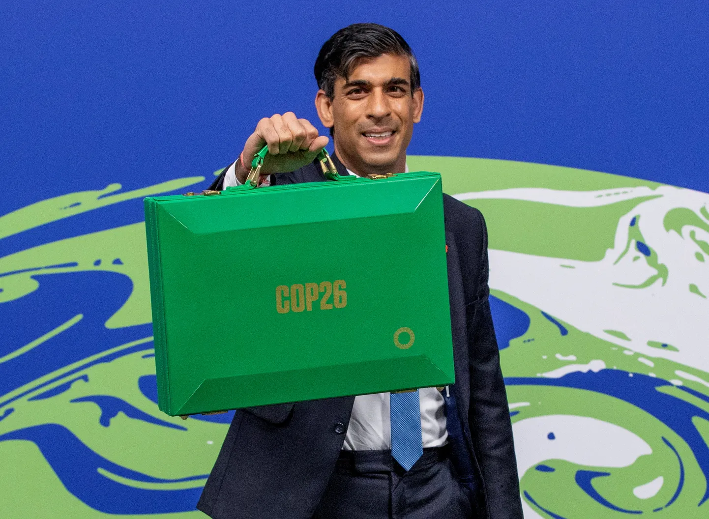 Rishi Sunak Briti rahandusministrina roheportfelli lehvitamas.