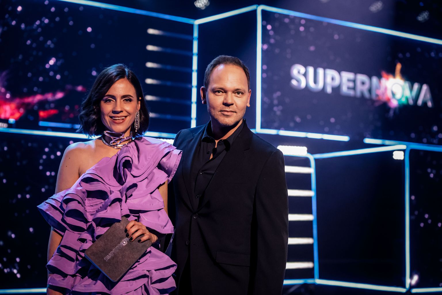 Aizvadītā gada "Supernovas" vadītāji - Ketija Šēnberga un Lauris Reiniks.