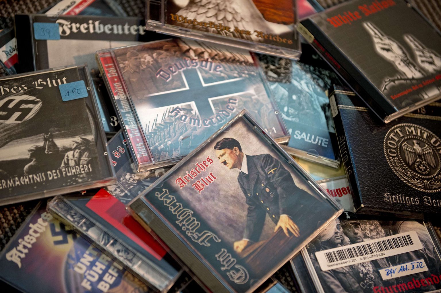 Konfiskeeritud CD-plaadid neonatside muusikaga Saksimaa politsei peakorteris.