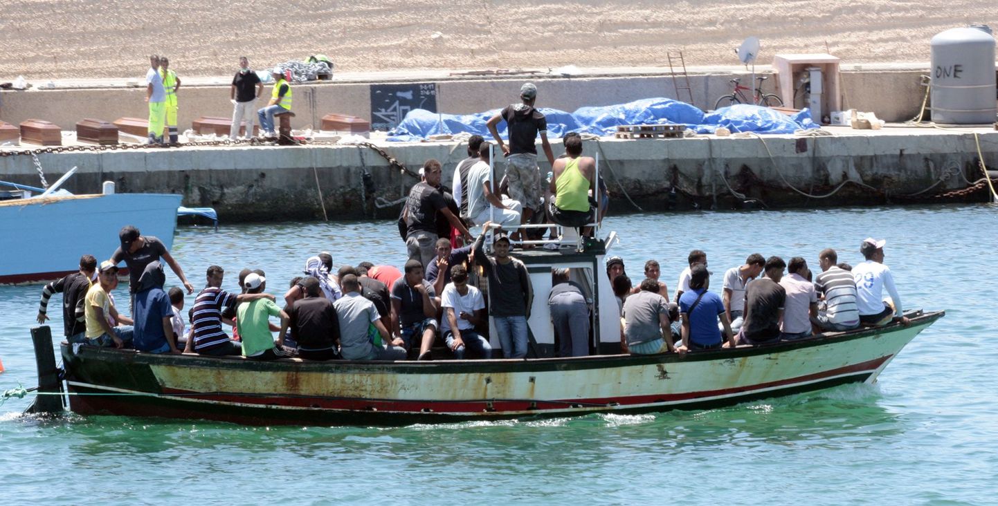 Aafrika migrante täis paat mullu augustis Lampedusa lähedal.