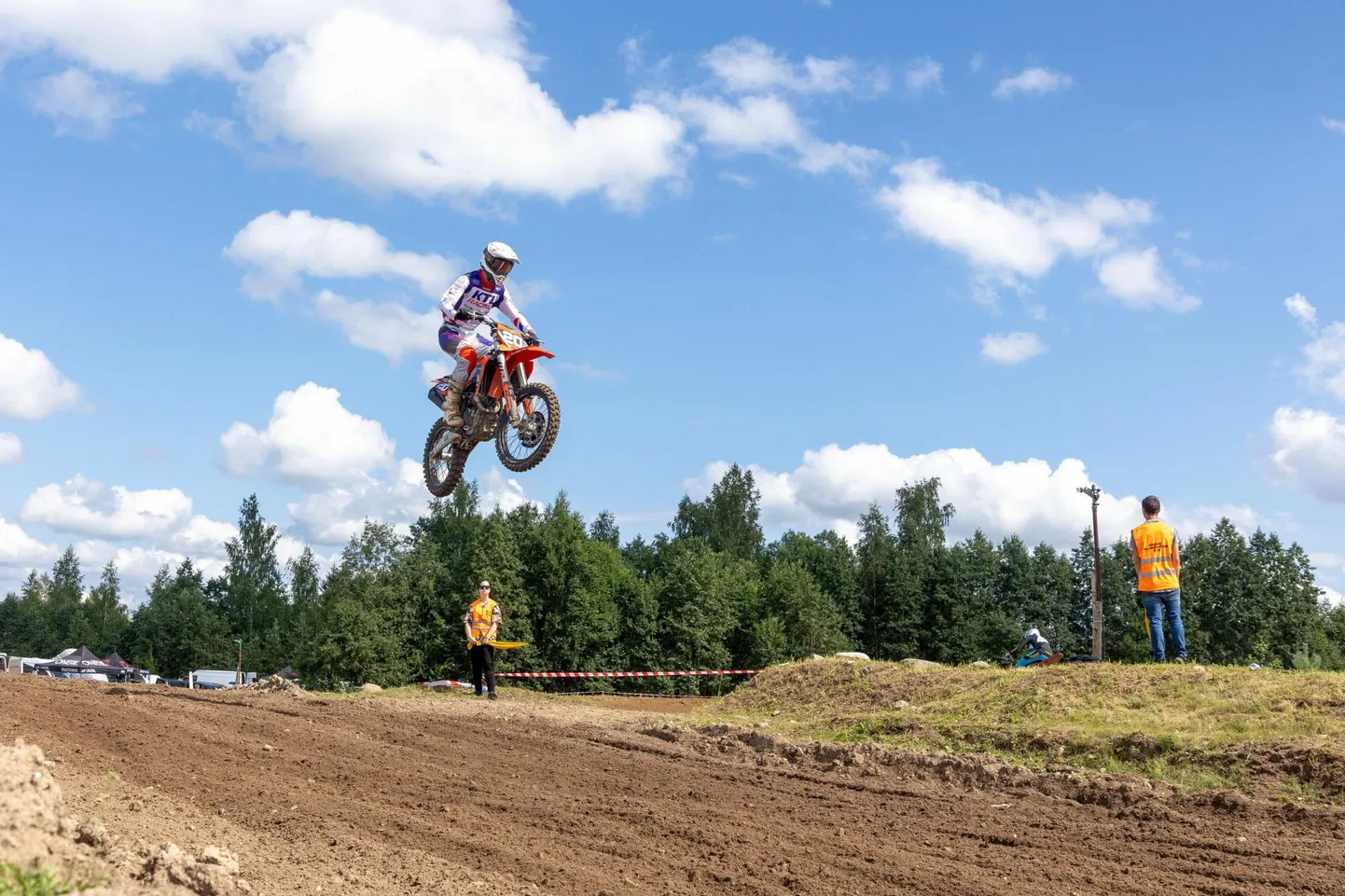 Kodune motokross Kihlis innustas julgemalt rutškat keerama