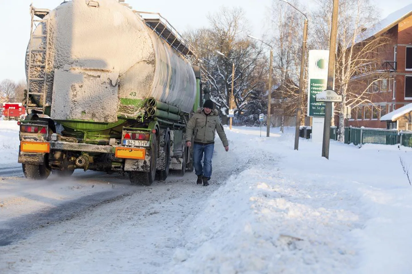 Margus Kask näitas, milline on igapäevane pilt Pärnu maantee ringteepoolses otsas, kus jalakäijad jagavad teed linna sisse keeravate veokite ja sõiduautodega, mis ei jõua tihti hoogugi maha võtta. Suurimat muret tunnevad kõnniteeta elanikud koolis käivate laste pärast.