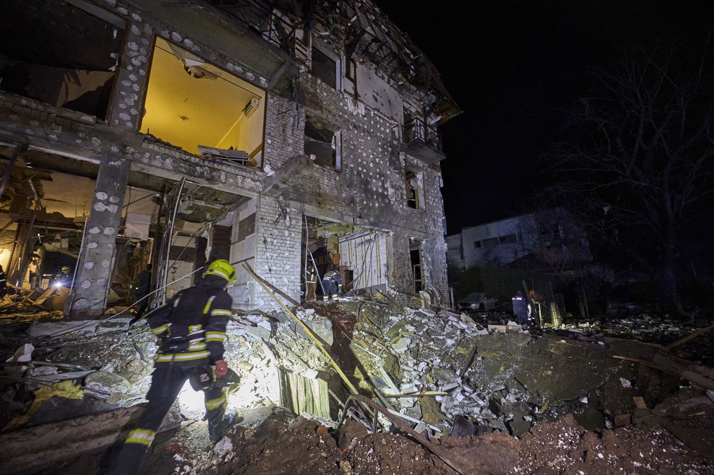 Спасатели у обломков здания отеля Park в Харькове.