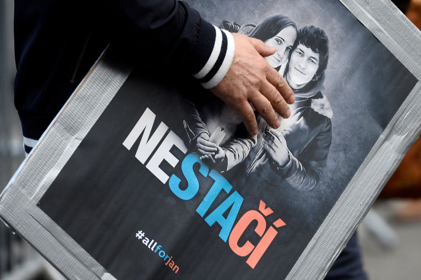 Plakat mõrvatud Slovakkia ajakirjaniku Ján Kuciaki mälestusüritusel.
