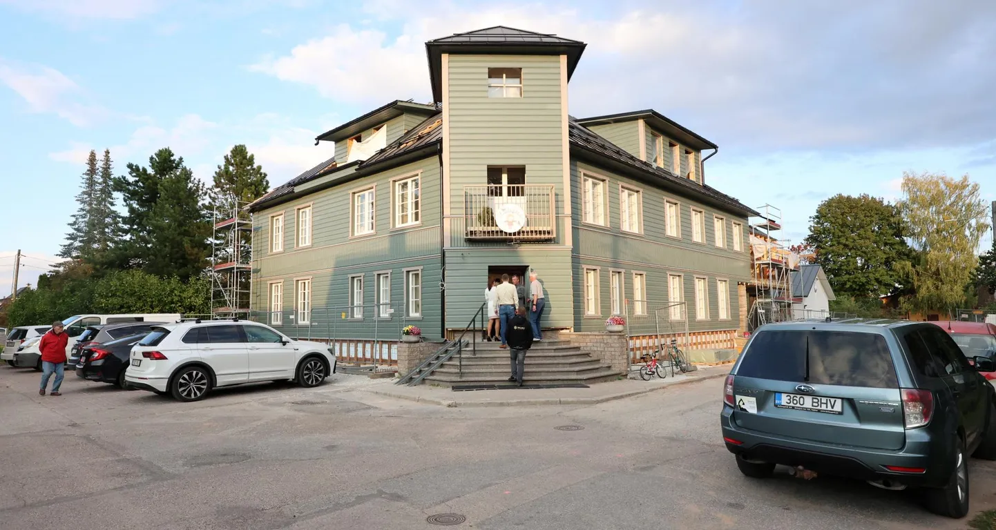 Tammelinnas Kungla tänaval tegutseva Laulupesa hoonel kasutusluba pole, töö lastega aga käib. Kohalikud inimesed ei ole uue naabriga rahul ja kogunesid kolmapäeval rahvakoosolekule.