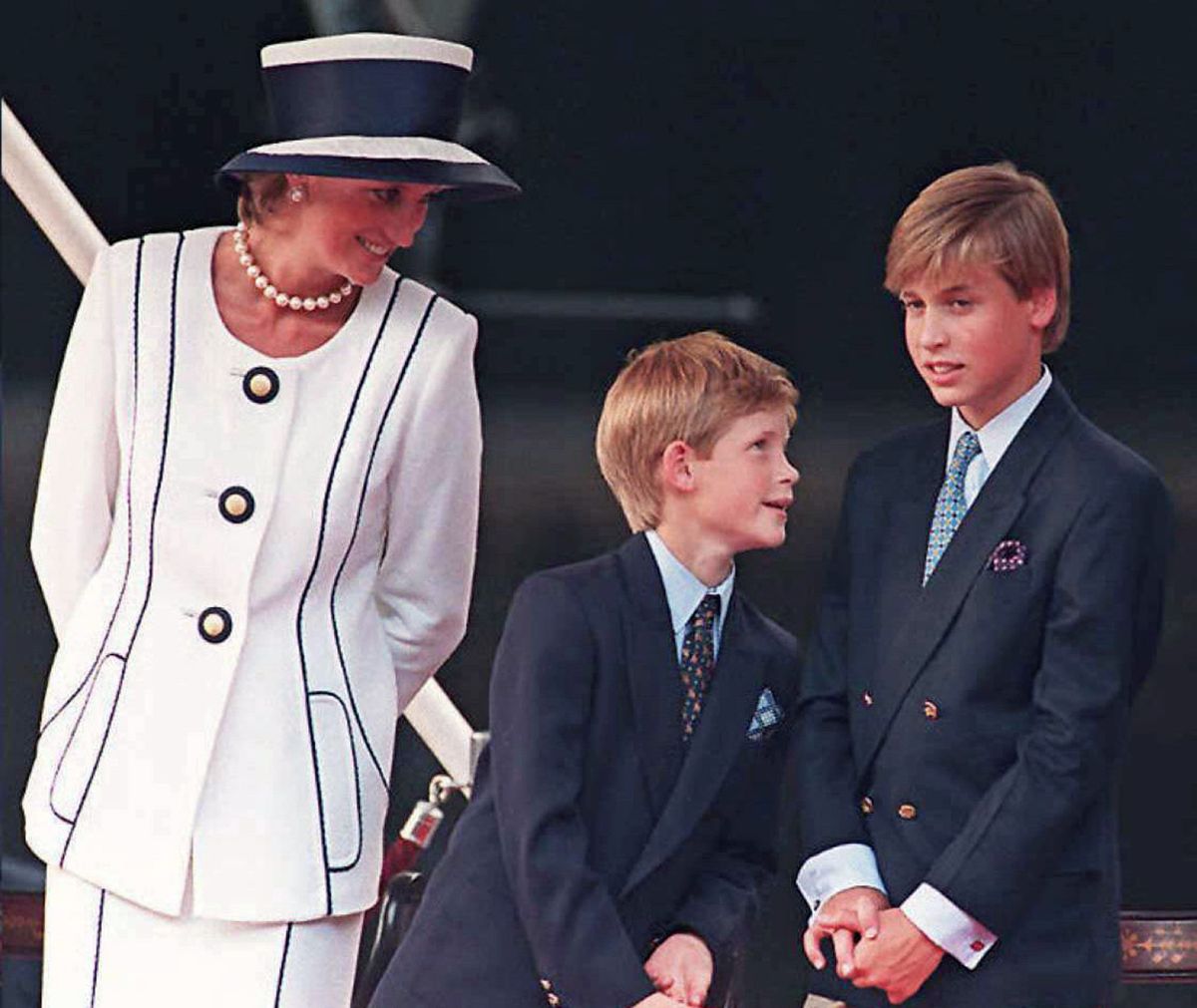Диана хотела, чтобы у ее сыновей Уильяма и Гарри было как можно более обычное детство. Фотография сделана 19 августа 1995 года.