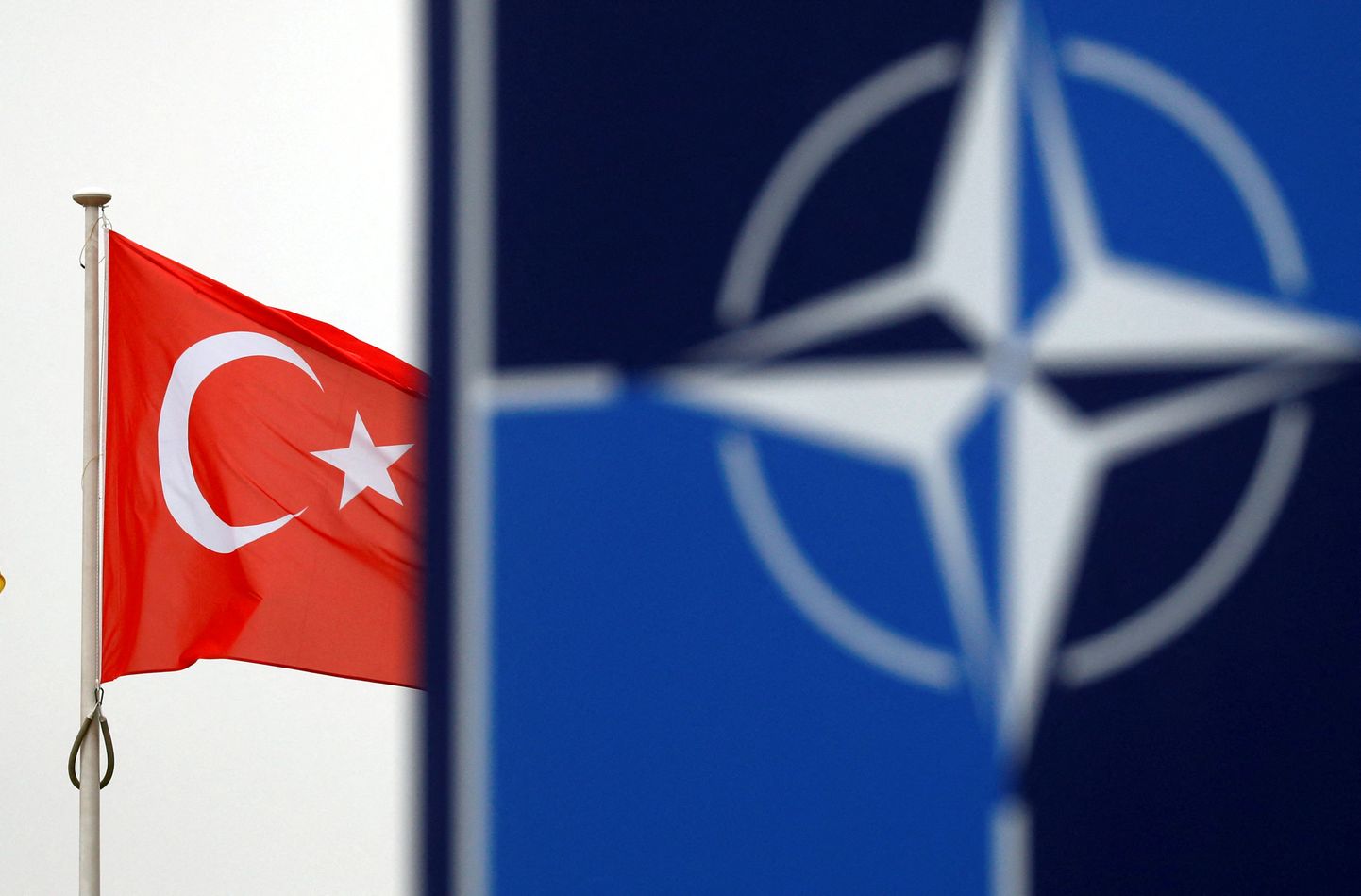 Türgi lipp NATO logo kõrval alliansi peakorteris Brüsselis.