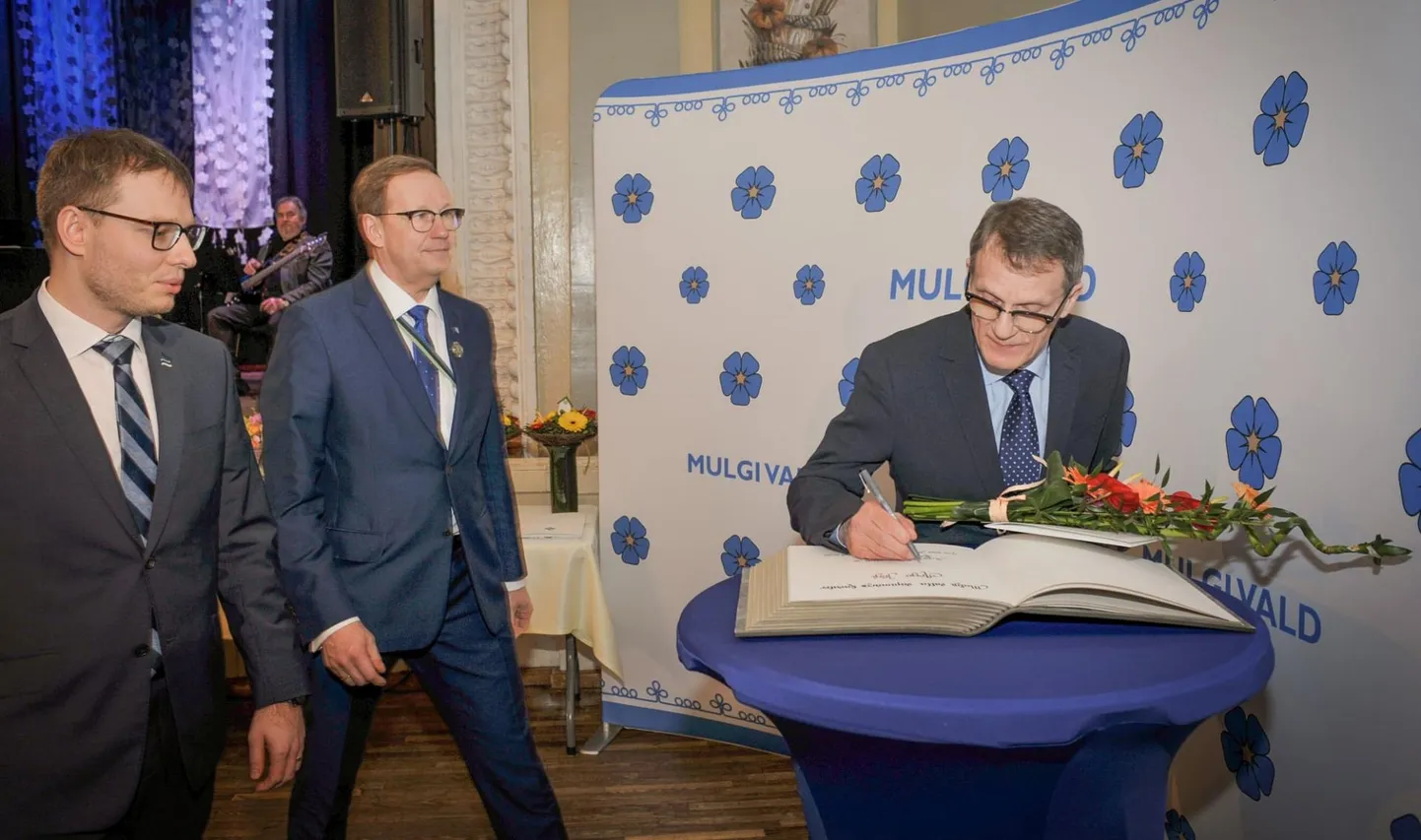 Mulgi valla juhid Imre Jugomäe (vasakul) ja Arvo Maling (keskel) andsid valla vapimärgi ettevõtjale Argo Jõgile.