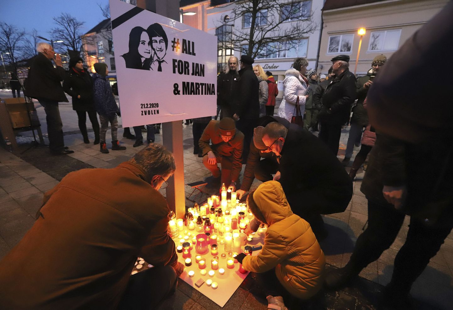 Žurnālista Jana Kucjaka un viņa draudzenes Martinas Kušnirovas piemiņa.