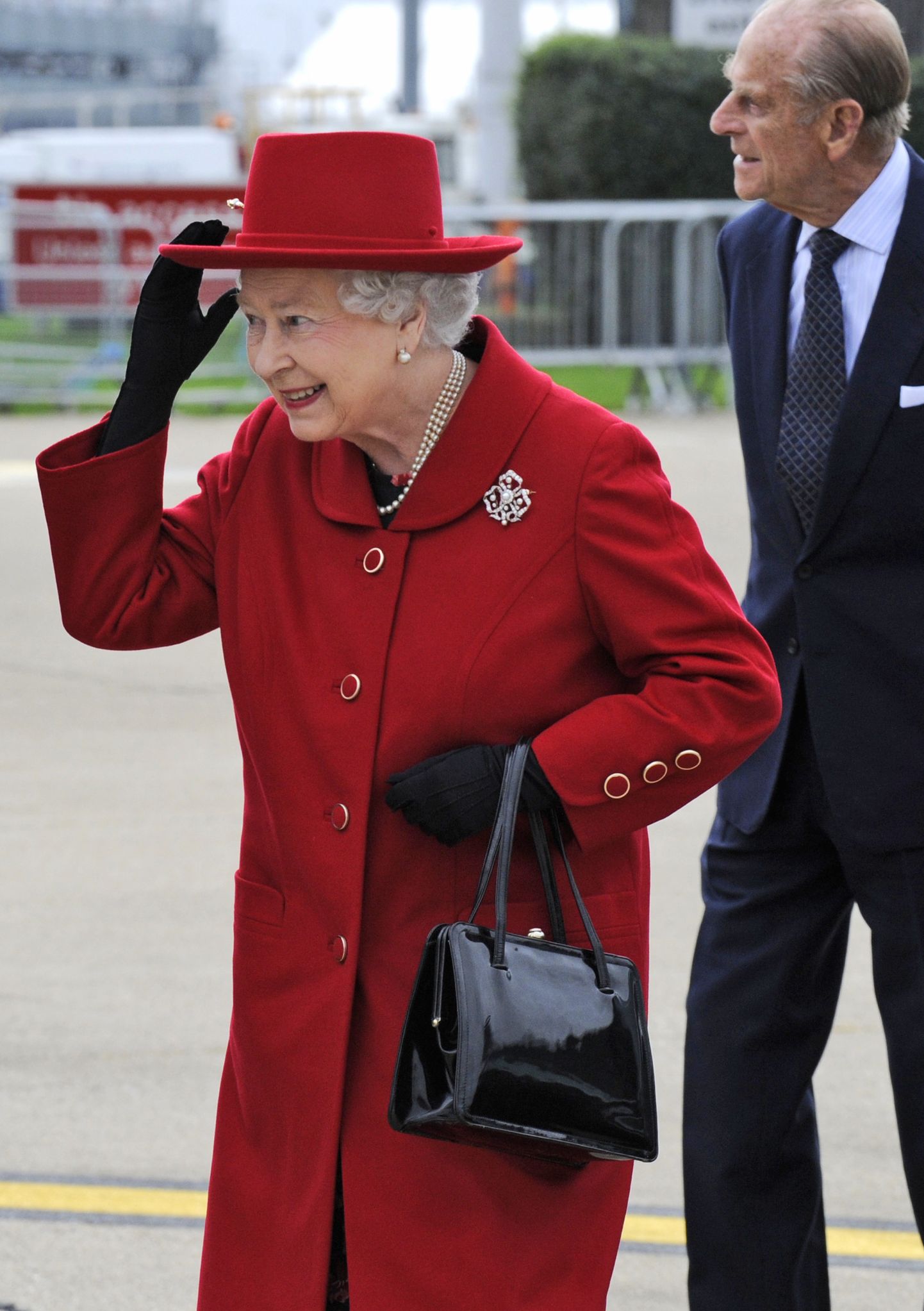Kuninganna Elizabeth II ja prints Phillip Heathrow lennuväljal Londonis, 2009.