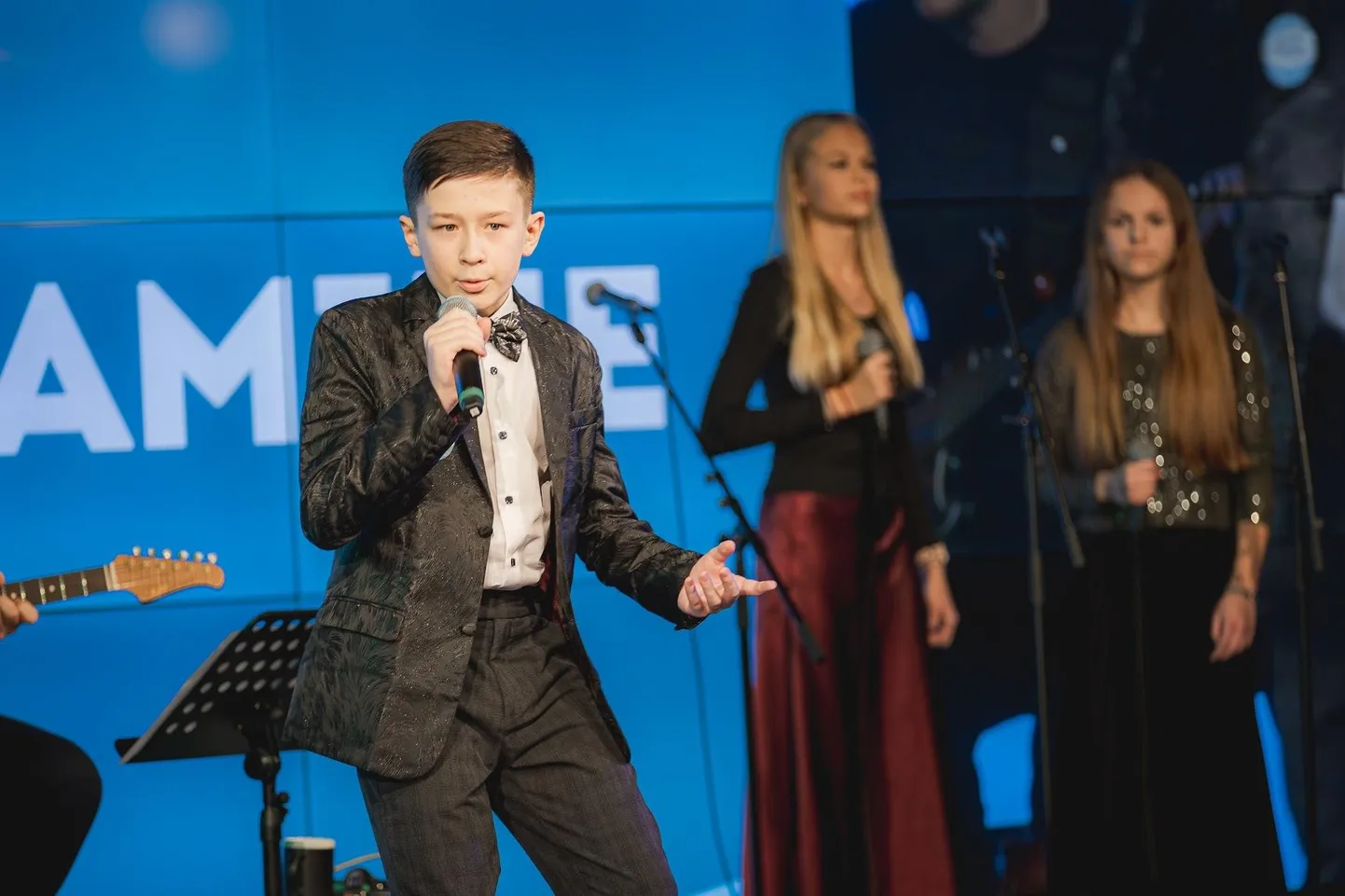Võidukas Karl-Markkus Rebane koos Gete-Ly Vija ja Lemme Salfiga