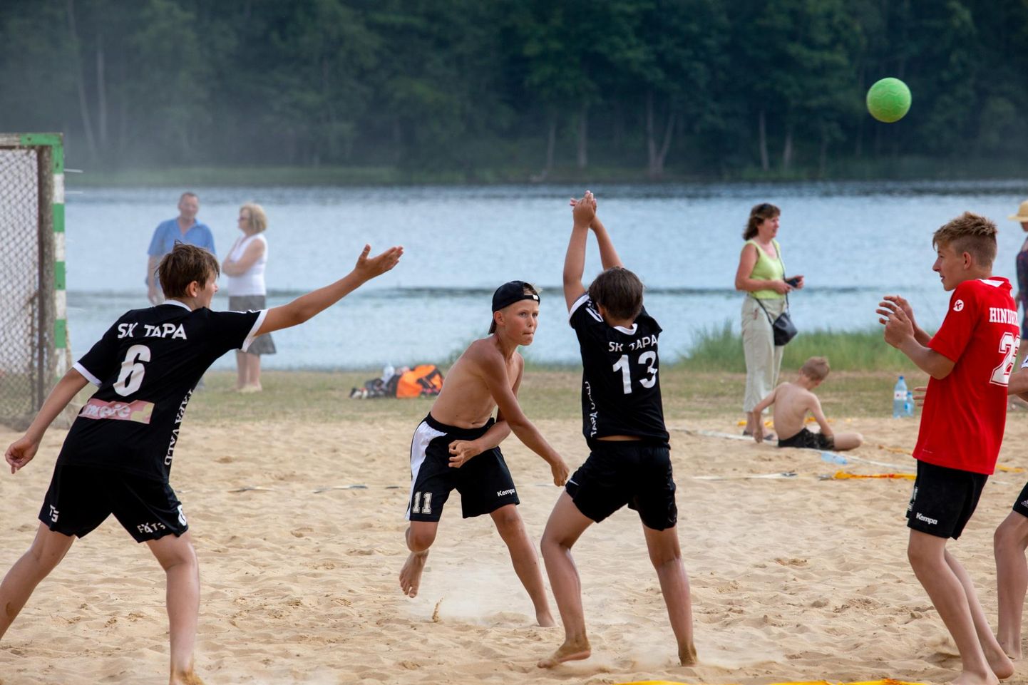 Spordiklubi Tapa poisid (mustas) võistlesid rannakäsipallisarja etapil Viljandi järve ääres.