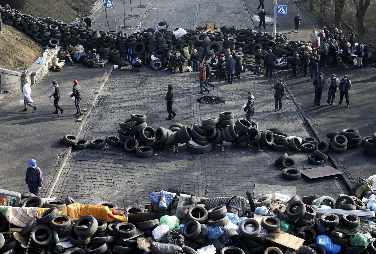 Valitsusvastased barrikaadidel Kiievi kesklinnas reedel.