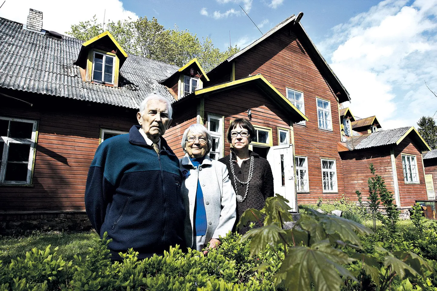 Uderna koolimaja pargis olid Eesti emadepäeva 90. sünnipäeva tähistamas ka Helmi Mäelo suguvõsa liikmed. Koos Uderna vana koolimajaga jäid pildi peale Helmi Mäelo noorim vend Kristjan Pett (97), Helmi Mäelo tütar Marja (85) ja Marja tütar Mirjam (58).