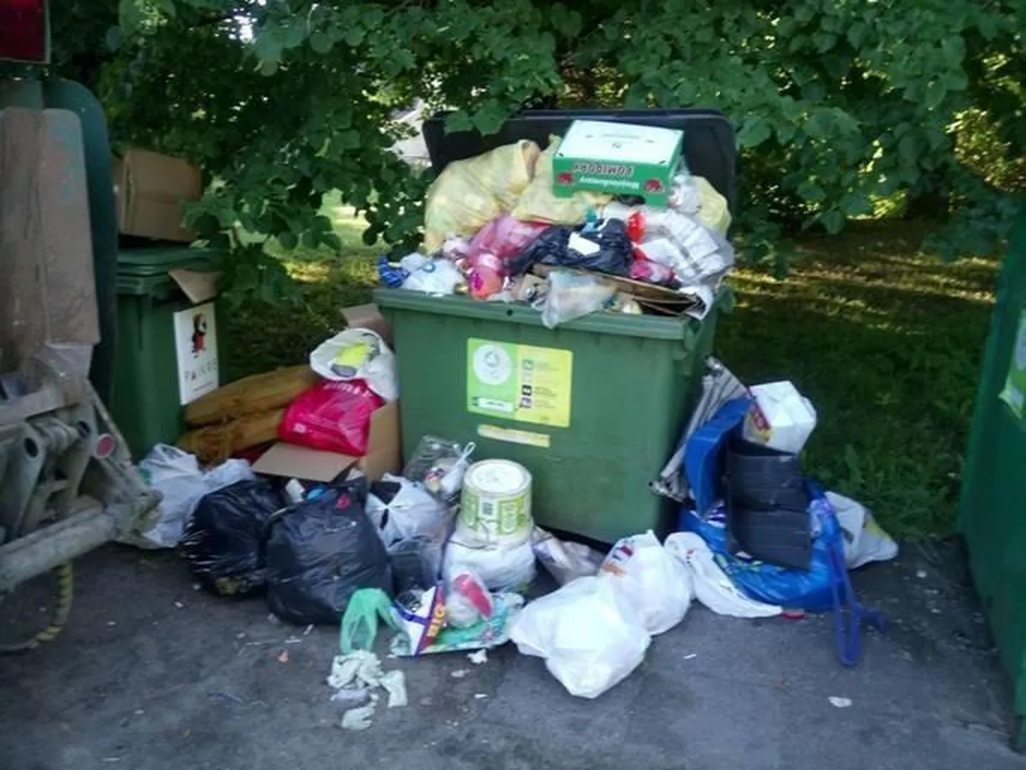 Uku puiestee pakendikonteinerid mullu juunis. Tootjavastutusorganisatsiooni töötajatel pole kohustust maha sokutatud jäätmeid koristada, lisaveo eset tasuvad maksumaksjad.