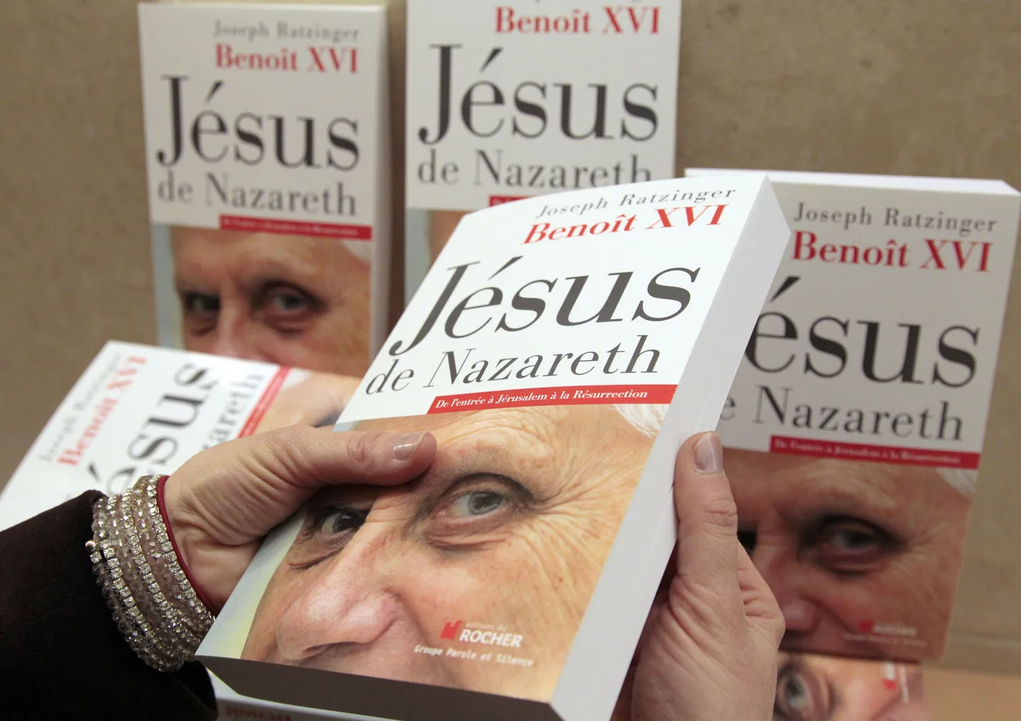 Raamatu «Jeesus Naatsaretist» teise osa prantsuskeelne versioon mullu märtsis poeriiuleil.