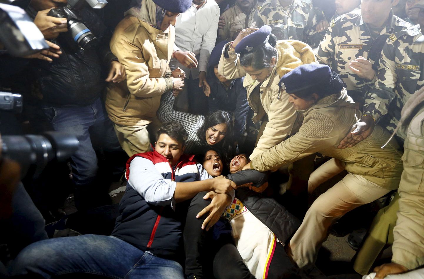 Grupivägistaja vabanemine tõi New Delhis kaasa meeleavaldused.