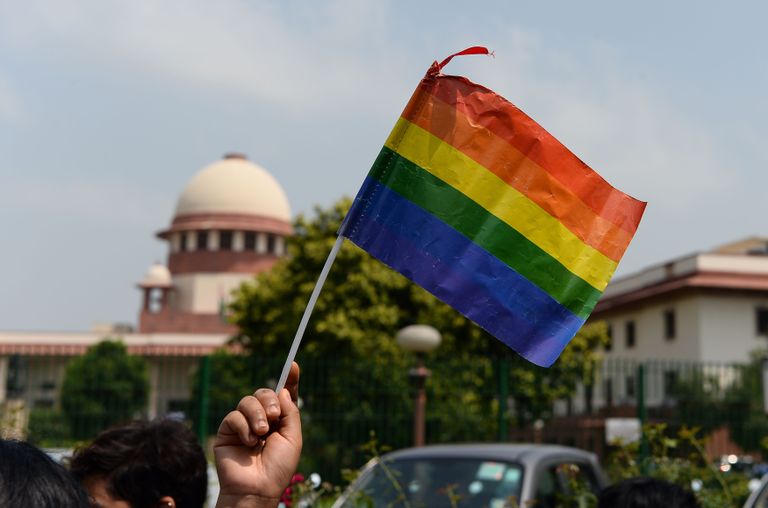 LGBT esindaja vikerkaarelipuga New Delhis kõrgema kohtuhoone juures