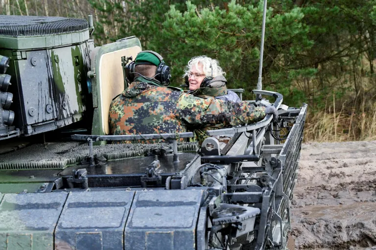 Saksamaa kaitseminister Christine Lambrecht jalaväe lahingmasinal Puma 7. veebruaril 2022.