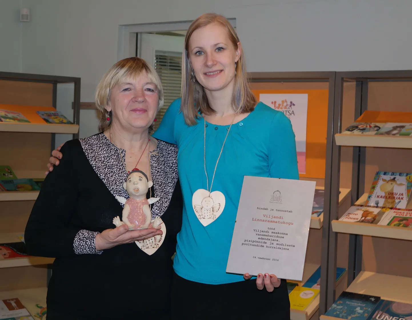 Auhinna võtsid teisipäeval vastu raamatukogu põnnide tunni juhendaja Lea Taalimäe ning juhataja Reet Lubi.