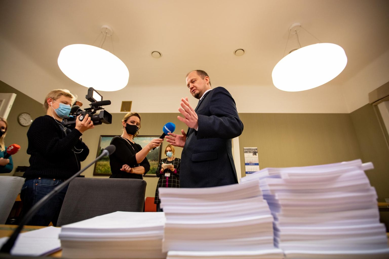 Opositsioon esitas rahvahääletuse eelnõule 9480 muudatusettepanekut, et nurjata kevadeks plaanitud abielureferendum. Kui sotsiaaldemokraadid esitasid oma ettepanekud elektrooniliselt, siis Reformierakond viis enda muudatused paberil, et eelnõu menetlemist veel raskemaks teha. Ettepanekute kuhjast peab läbi närima riigikogu põhiseaduskomisjoni esimees Anti Poolamets.