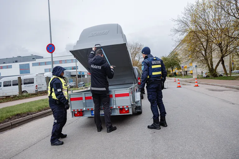 Kontrollpunkt Narva politsei- ja päästehoone juures.