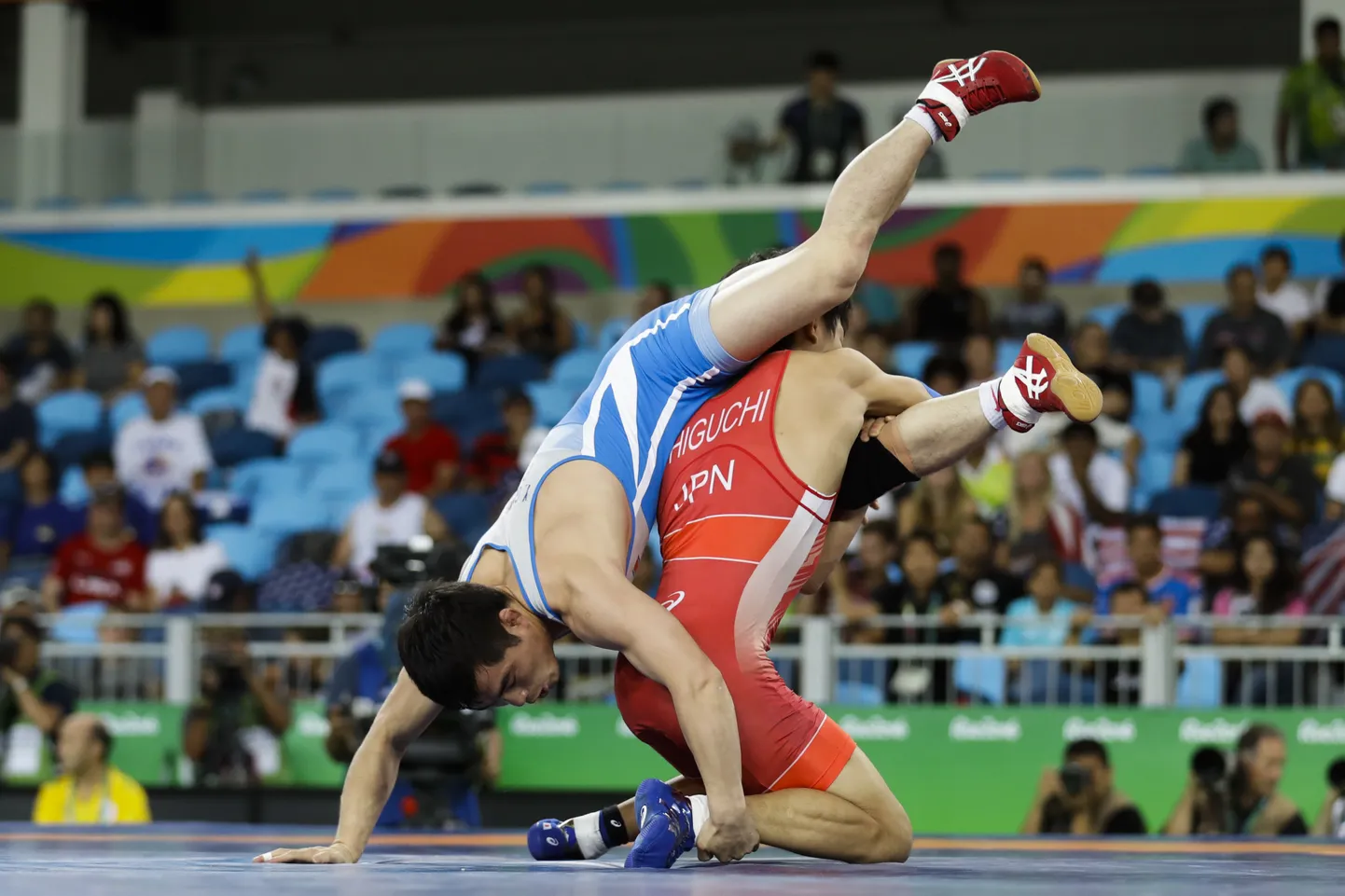 Jaapanlane Rei Higuchi (punases) ja põhjakorealane Yang Kyong Il.