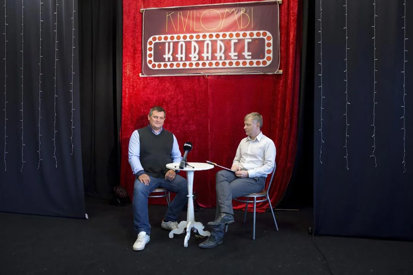 Seasaare teatris Sakala peatoimetajale Hans Värele intervjuu andnud Kogukondliku Viljandi esinumber Indrek Palu (vasakul) mängib lavastuses «Kivilombi kabaree» pearolli, kuid linnapeaossa ta ei kandideeri. Selle valimisliidu plaan on, et valimiste võidu korral tehakse linnapea leidmiseks avalik konkurss.