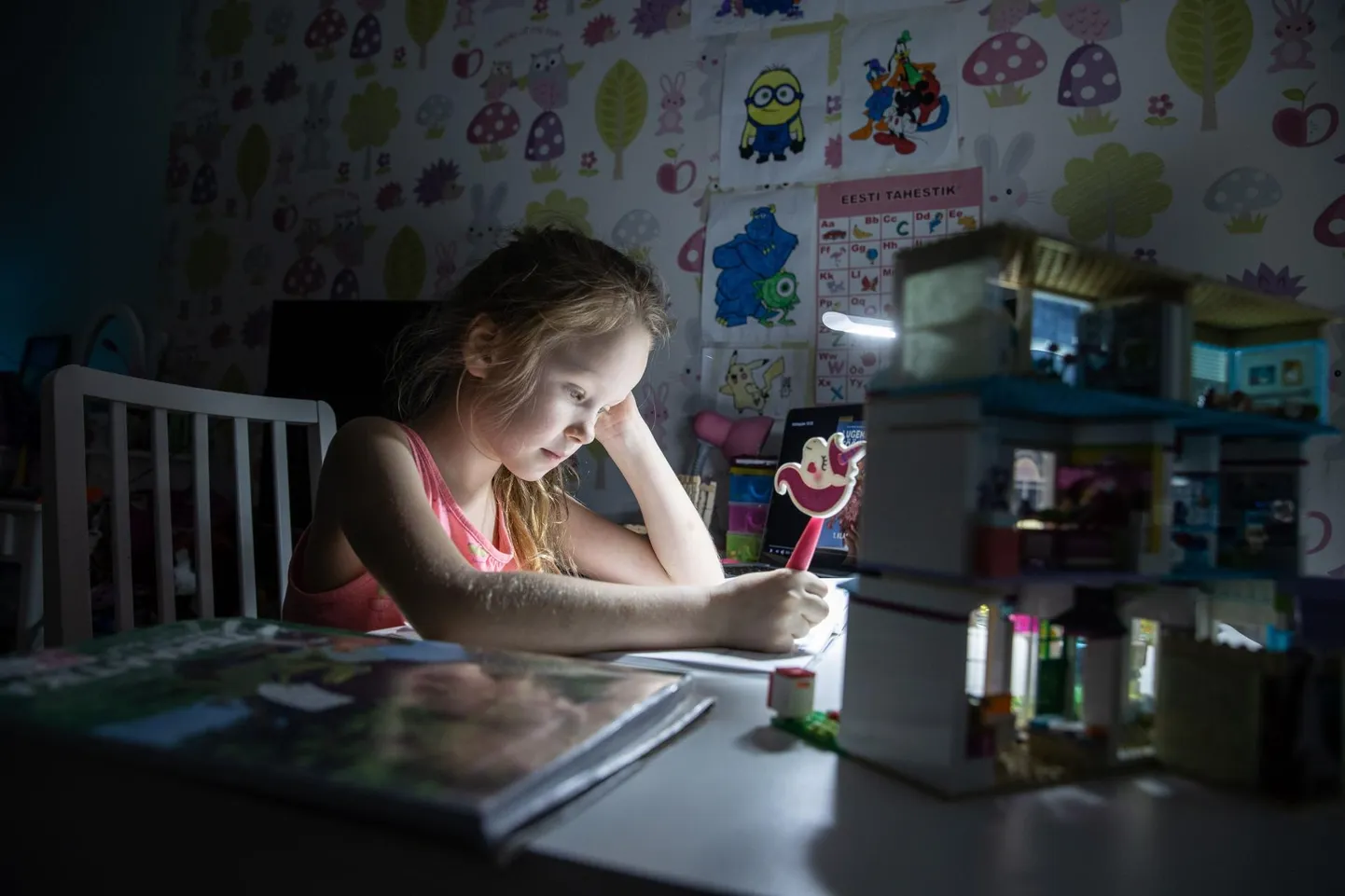 Kliiniline psühholoog Anna-Kaisa Oidermaa soovitab kooliajal võtta iga päev kasvõi 15 minutit, kus ei ole segajaid, ja rääkida juttu või teha koos midagi toredat.